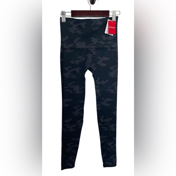 NWT Spanx Look At Me Now Leggings In Black Camo Seamless Size Small - Picture 1 of 7